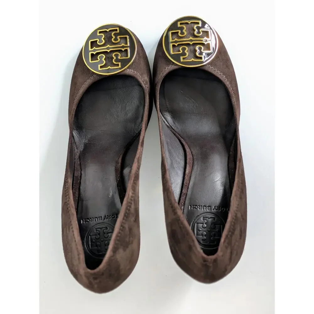 Tory Burch Maddie Pump 9.5 Brown Suede Block Heel Gold Logo Medallion Double T